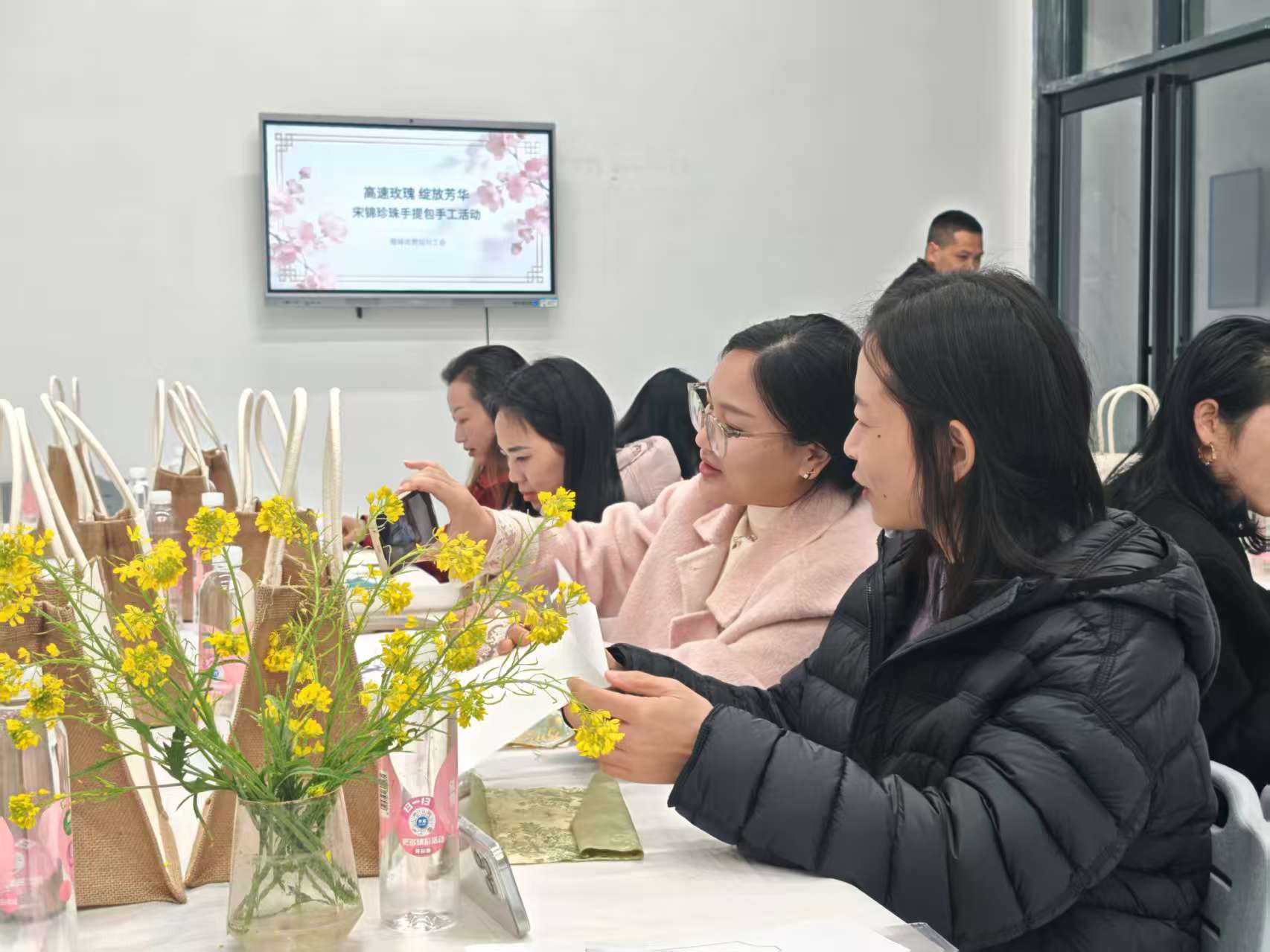 公教活动现场 | 以美润心 芳华绽放——市美术馆联合高速雁峰收费站举办非遗主题公教活动